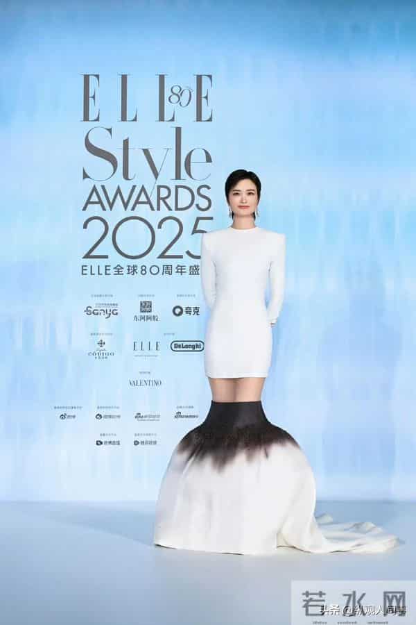 机场偶遇李宇春,穿土黄色棉袄平底鞋,被路人冲撞后眼神凌厉