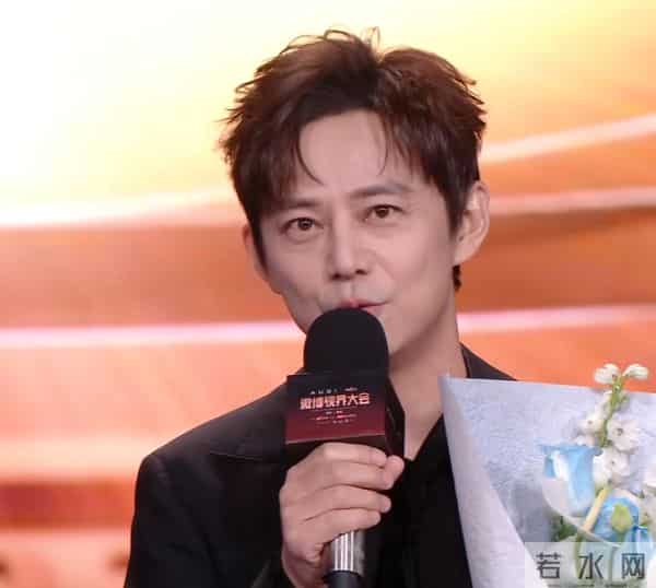 何炅主持生涯迈入第30年，齐思钧献花致敬，王鹤棣在台下鼓掌欢呼