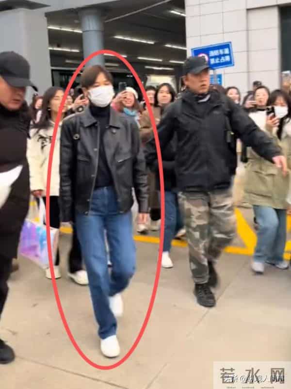 机场偶遇李宇春,穿土黄色棉袄平底鞋,被路人冲撞后眼神凌厉