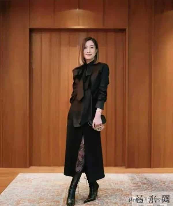 50岁佘诗曼，黑丝美腿写真