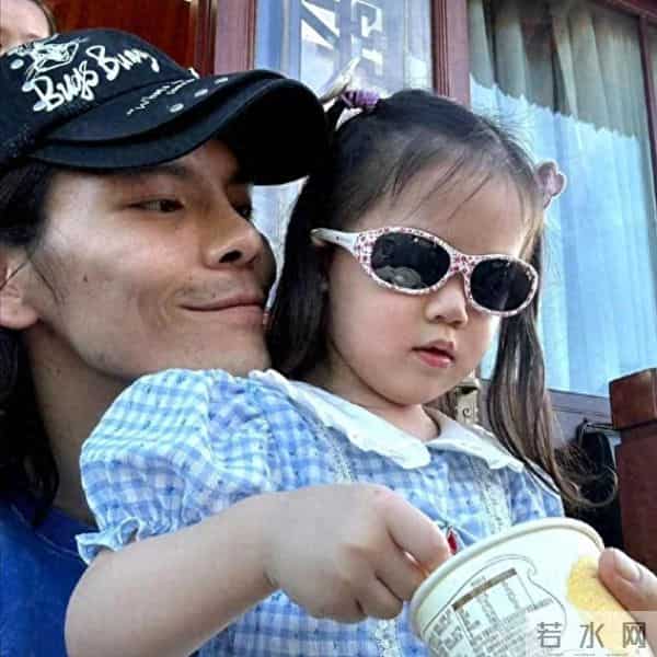 郭碧婷和向佐一家同框,女儿长得好像郭碧婷,一家四口好幸福啊!