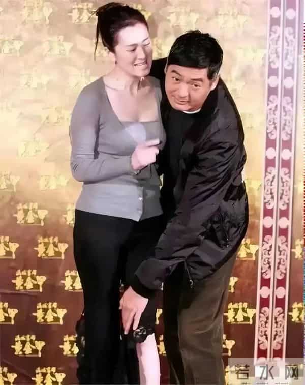 女星巩俐被周润发搂在怀里,张艺谋脸都歪了