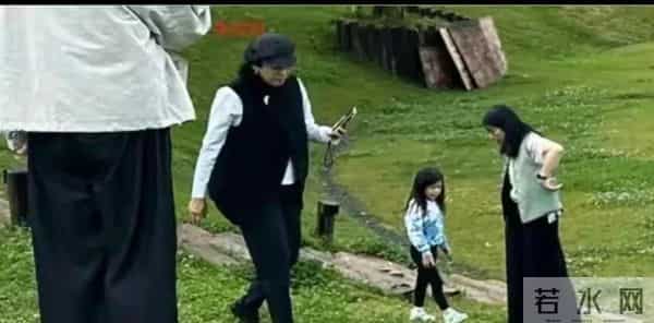 霍启仁婚礼照流出,老婆穿裹身裙小腹凸出似怀孕,看脸超像朱玲玲