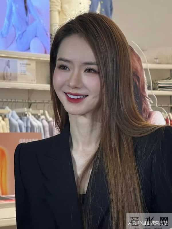 戚薇线下活动生图，黑西装长靴演绎女总裁穿搭