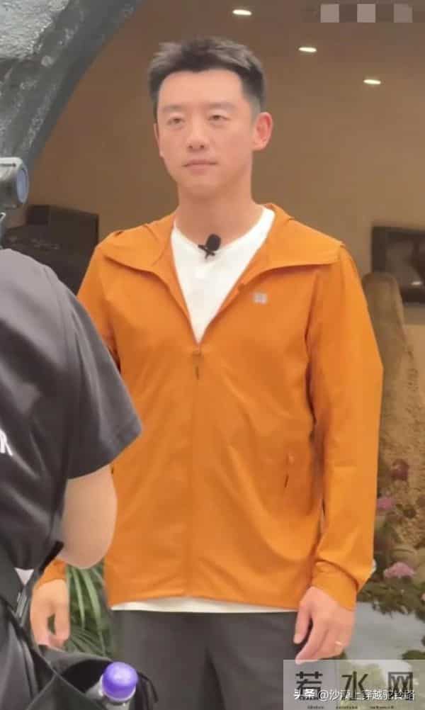 郑恺现身成都 本人不高脚好短 瘦瘦的还是蛮帅的 身材维持的也很好