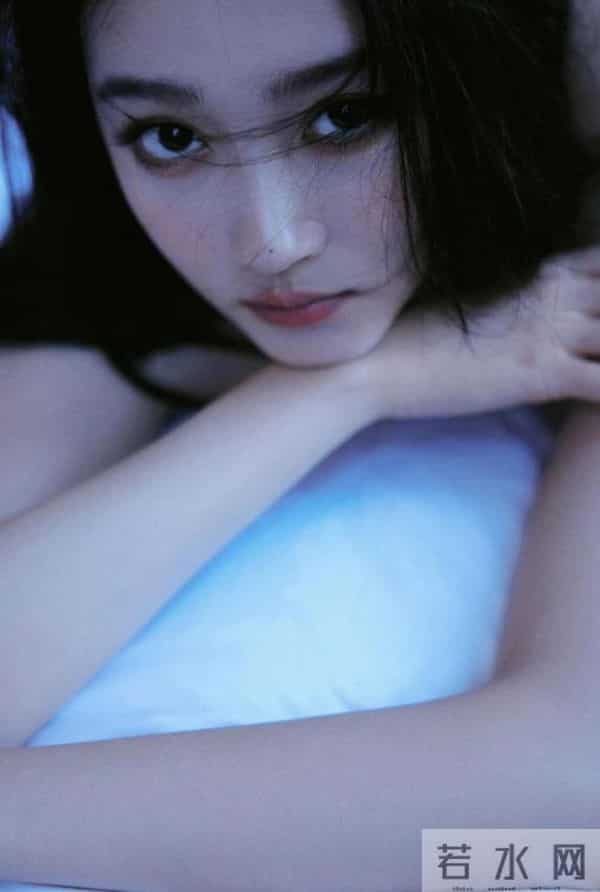 关晓彤 大长腿耀眼,酒店私服性感写真