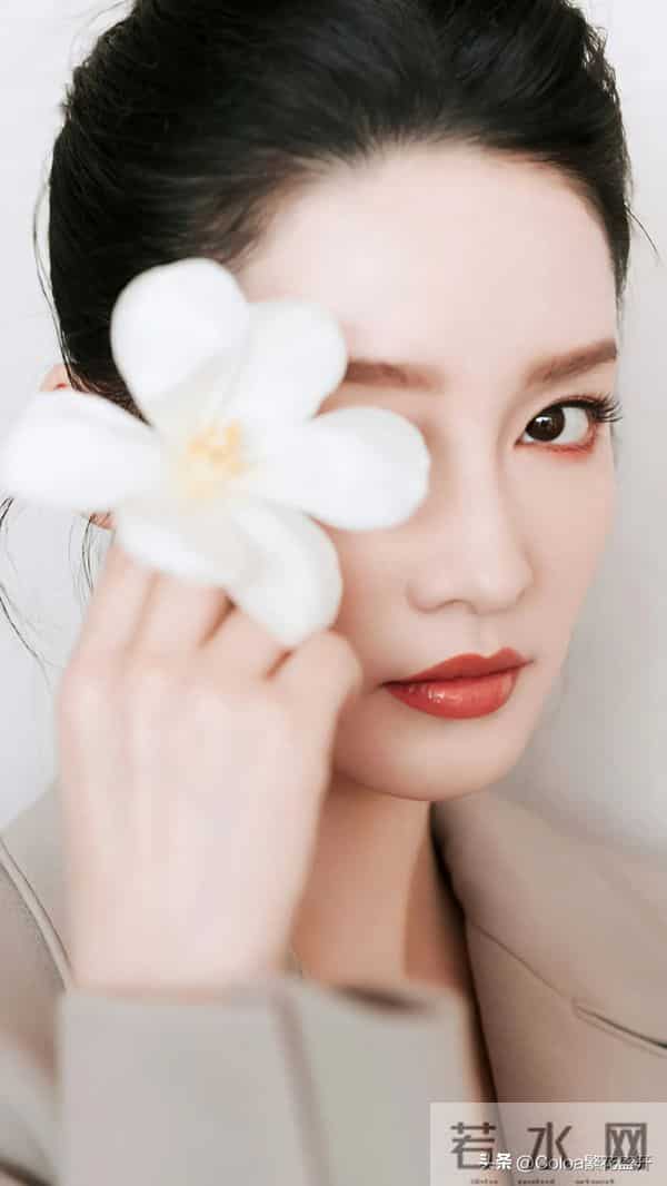 李沁-职业装大长腿这也太有气质了！