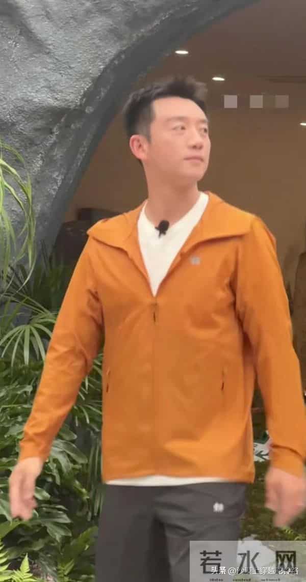 郑恺现身成都 本人不高脚好短 瘦瘦的还是蛮帅的 身材维持的也很好