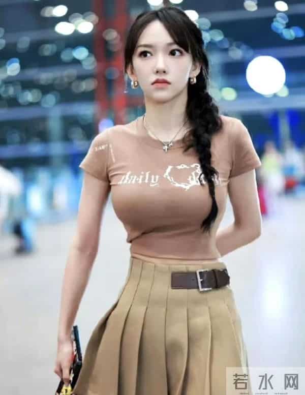 程潇现身机场,打扮太时尚,完美凸显好身材,腰好细,令人羡慕!