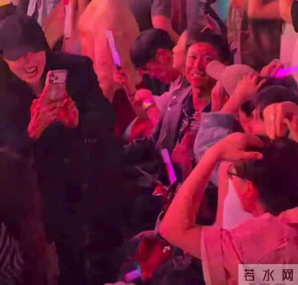 董璇夫妇看大张伟演唱会，张维伊困到不停打哈欠，不忘护着老婆