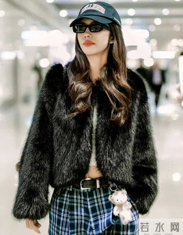 蔡文静机场私服真时髦！穿毛绒外套+格子裤，洋气又高级