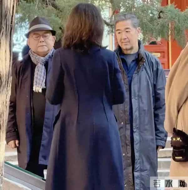 70岁张国立和76岁王刚在北京被偶遇，俩人老了好多，同框好温馨啊