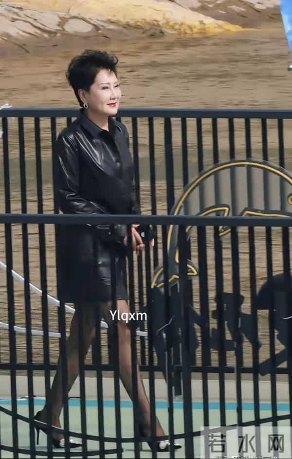 闫妮素颜曝光显老态,网友抓拍明星,高清镜头下,原来她们长这样