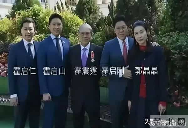 霍震霆朱玲玲出席三儿子婚礼，现场布置简单，不及当年霍启刚婚礼