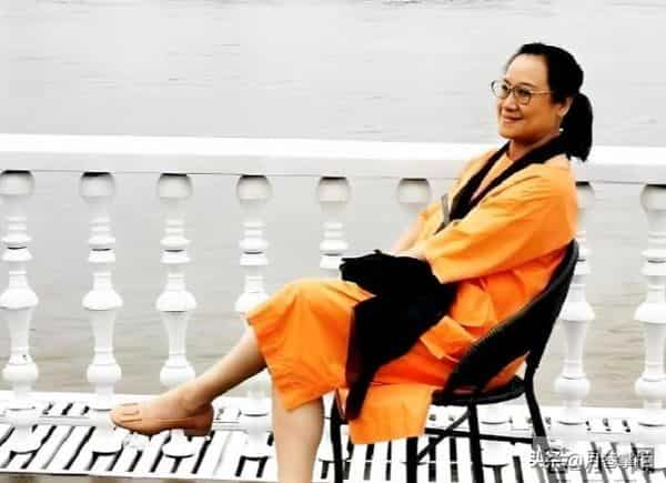 原来他俩是夫妻,家里家外老婆是领导,68岁住大别墅仍坚持拍戏