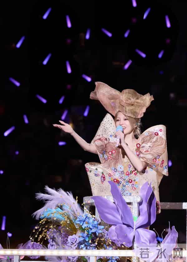 神仙联动!张韶涵觅光演唱会穿高定,老朋友懂她的倔强与光