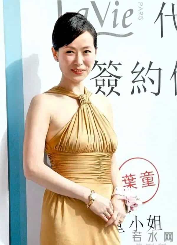 金鸡奖红毯成“照妖镜”!姚晨脸肿蒋勤勤歪嘴,叶童优雅胜出