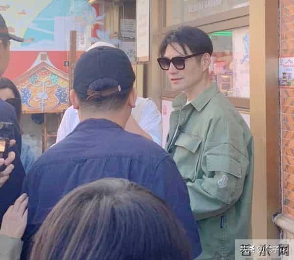 46岁严屹宽和朋友在泉州逛街，他打扮有型，脸好能打，好帅气啊