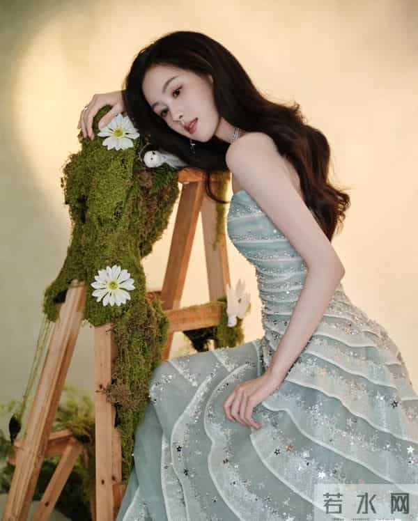 陈都灵 星光抹胸裙