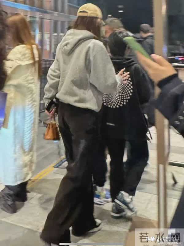 小海绵和杨颖现身上海！杨颖打扮朴素，小海绵长高了也长胖了！