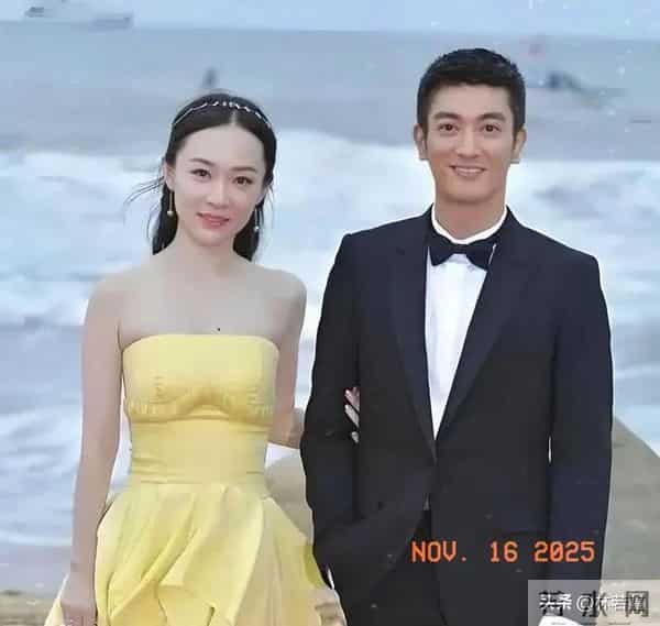 杜江霍思燕机场被偶遇，二人气场强大，霍思燕挽着杜江胳膊好甜蜜