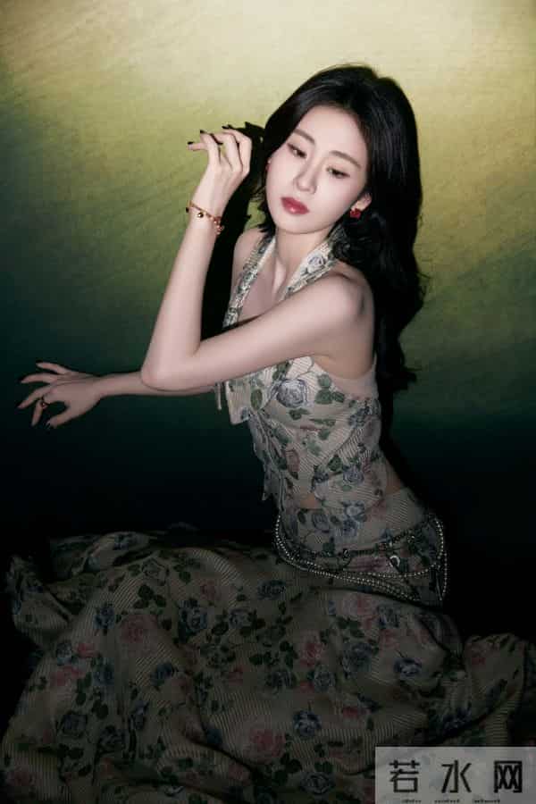 张碧晨优雅迷人好身材