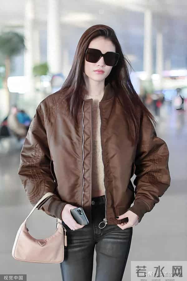 何穗夹克搭破洞裤酷劲十足 踩长筒马丁靴气场强