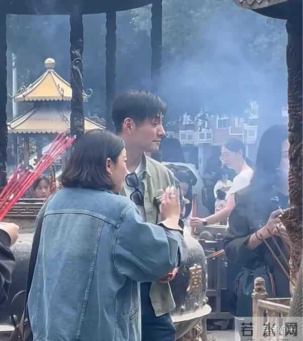 46岁严屹宽和朋友泉州逛街,打扮低调外表好年轻,脸蛋是真抗打啊