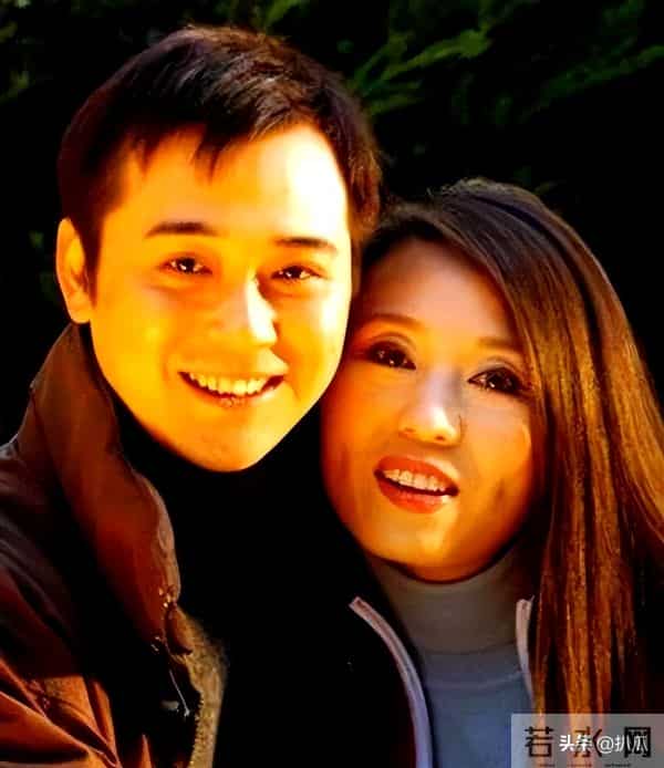 47岁嫁给32岁小演员，被骂“老牛吃嫩草”，时间却给了完美的答卷