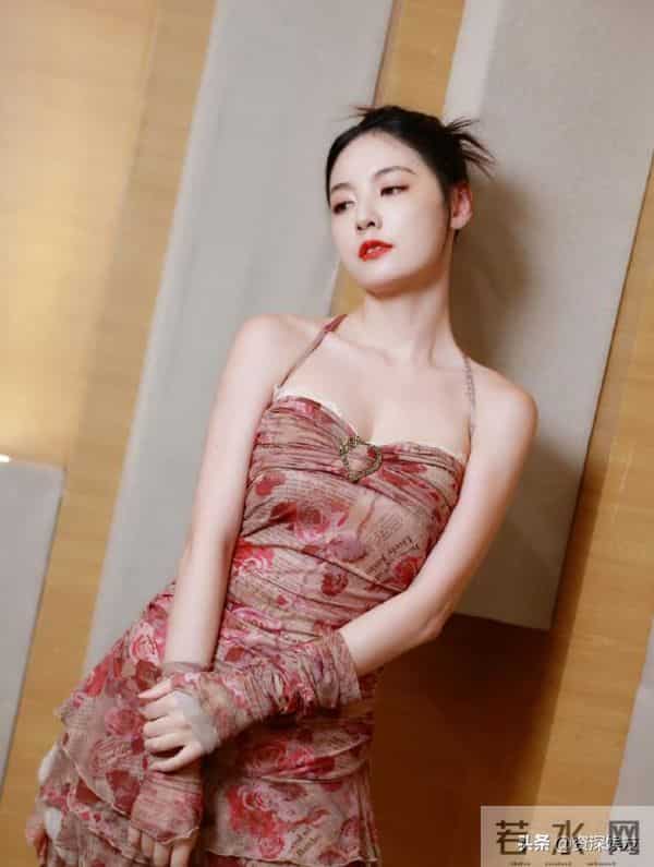 赵粤太适合穿吊带了吧 丰满的身材御姐范十足!