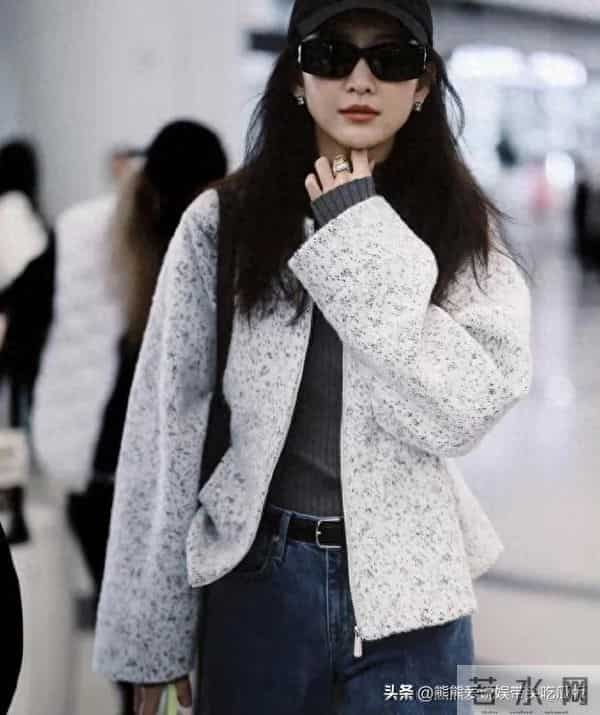 王鸥机场私服真会穿！毛呢外套+灰色针织衫+牛仔裤，洋气又高级！