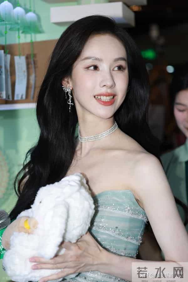 陈都灵出席活动,身穿抹胸礼服裙优雅清纯