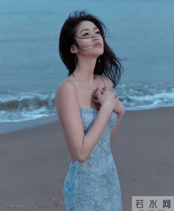 向涵之 吊带低胸裙