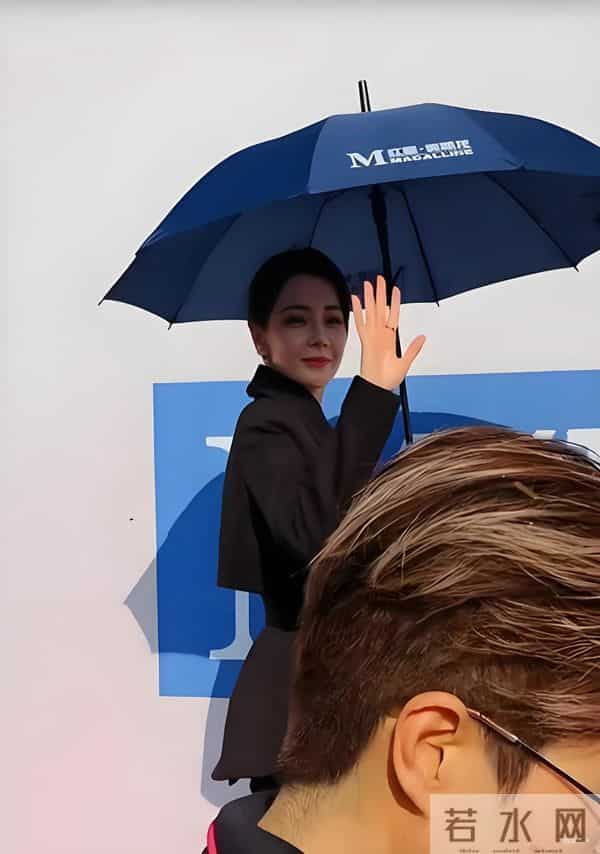 迪丽热巴现身南京!脖子前倾严重依旧在咳嗽,给主持人打伞好暖心