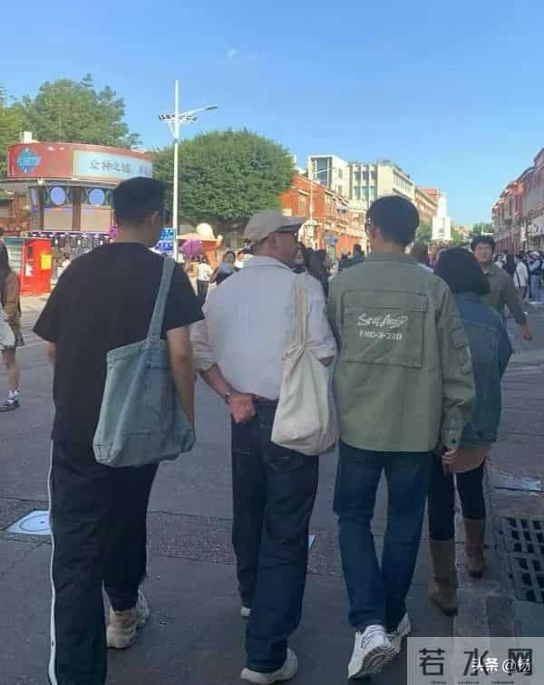 46岁严屹宽和朋友泉州逛街,打扮低调外表好年轻,脸蛋是真抗打啊
