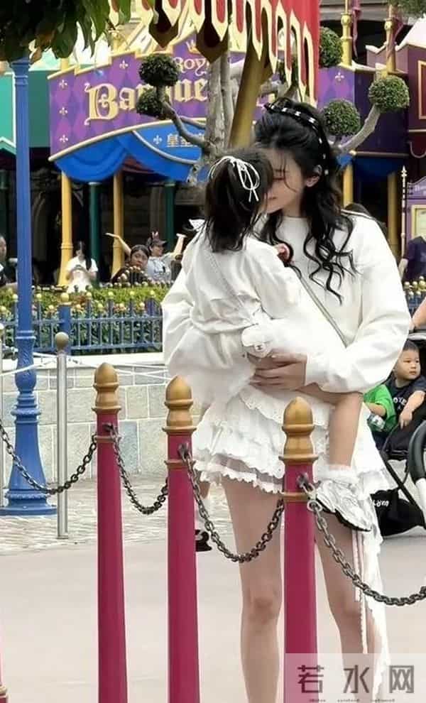 奚梦瑶晒女儿，女儿背香奈儿像洋娃娃，奚梦瑶才是绝处逢生的强者