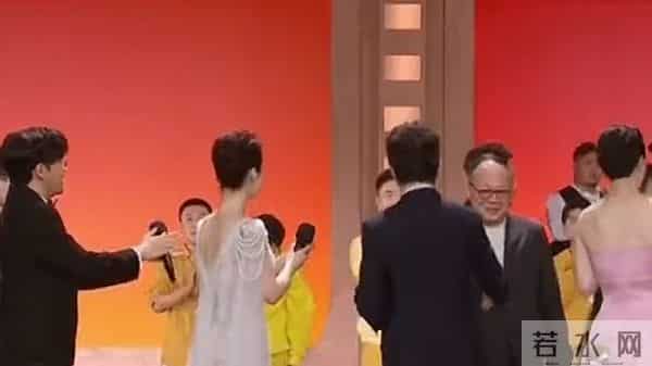 70岁陈道明闭幕致辞仅10字，全场大佬集体起立震撼全网！