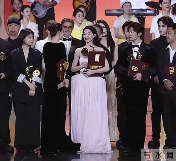 金鸡奖结束后不到24小时,4位演员摊上事,牵连的不止宋佳和千玺