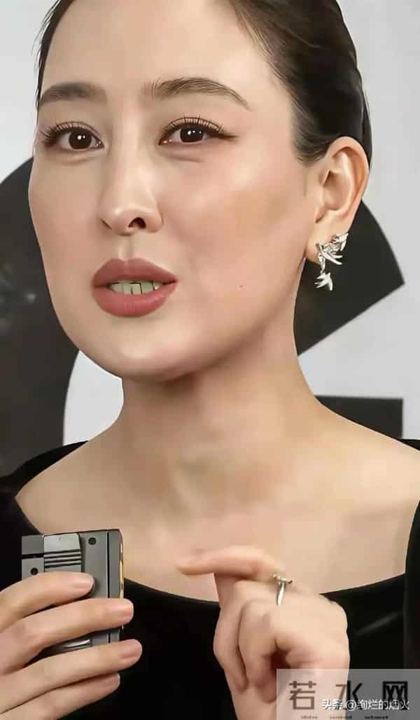 44岁马苏好漂亮,真会保养 脸上没有皱纹,皮肤紧致 看着跟小姑娘