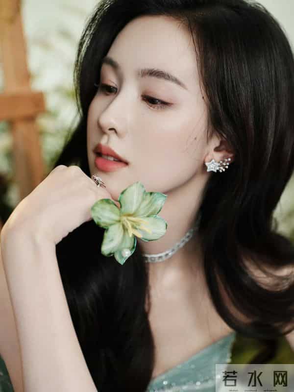 陈都灵性感抹胸裙写真，这也太美了