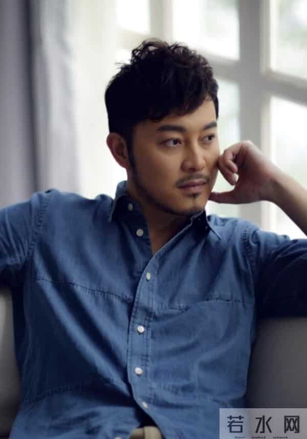 不装了，“逼婚”胡可、争议不断的沙溢，如今终于遭到“反噬”