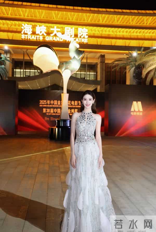 李丹儿亮相金鸡奖红毯,穿闪钻挂脖纱裙气质温婉