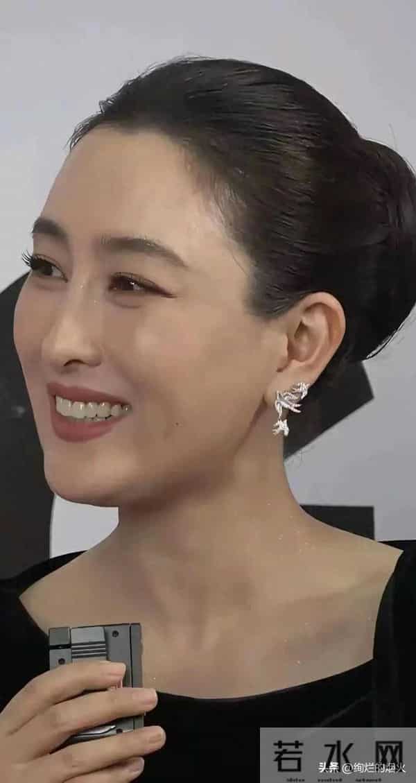 44岁马苏好漂亮,真会保养 脸上没有皱纹,皮肤紧致 看着跟小姑娘