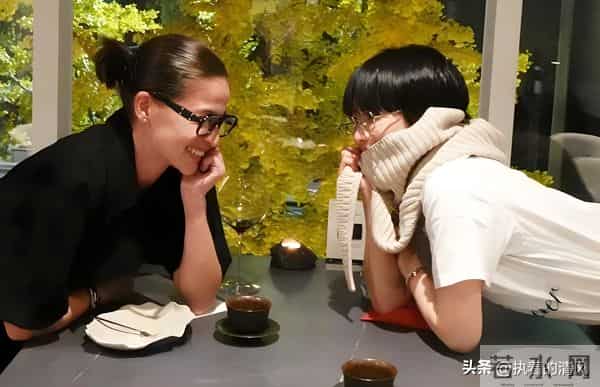 宋慧乔44岁素颜聚餐照曝光！短发金丝眼镜惊艳全网