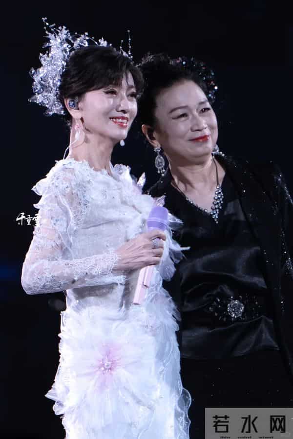 72岁赵雅芝太拼!穿高开叉裙跳“擦边”舞,累到大喘气还敲架子鼓