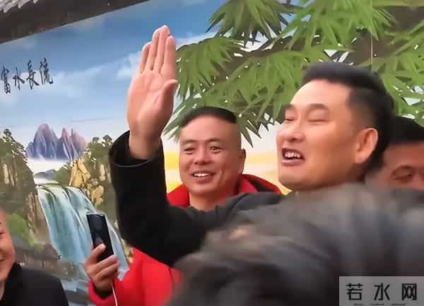 大衣哥：月收入不到60万，但准女婿实在，儿媳懂事，我很知足