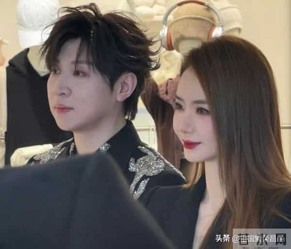 戚薇线下活动生图，黑西装长靴演绎女总裁穿搭