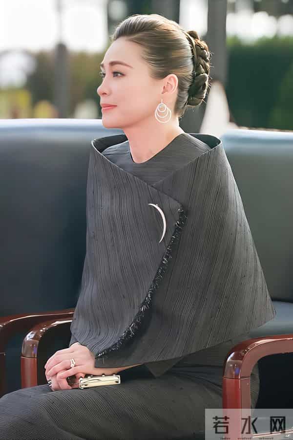 泰国王后“斗篷裙”封神！正式场合高级感穿搭公式，普通人直接抄