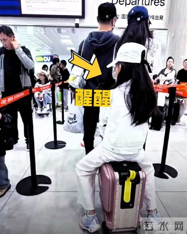 还是亲妈好，章子怡带俩娃吃烧烤玩儿游戏，懒理前夫与现任秀恩爱