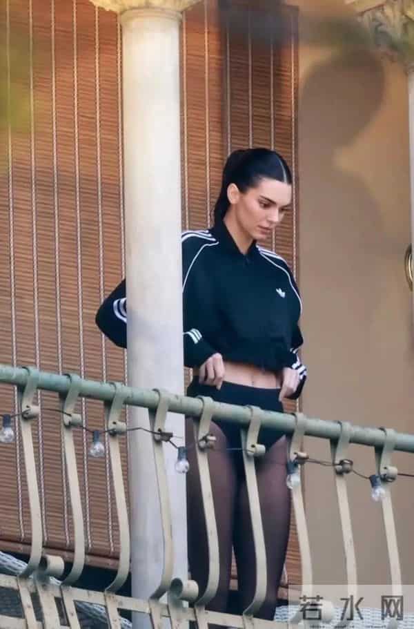 绝了!肯豆这短款夹克太会搭,露腰|黑丝 休闲运动风也能这么辣